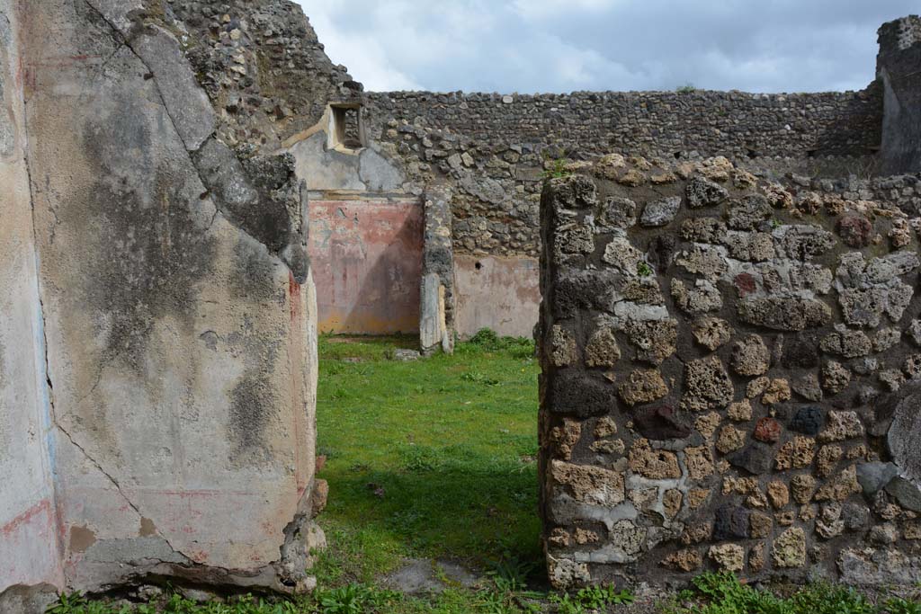 IX.5.18 Pompeii. March 2018. Room “p”, east wall with doorway to room “l” (L).
Foto Annette Haug, ERC Grant 681269 DÉCOR.