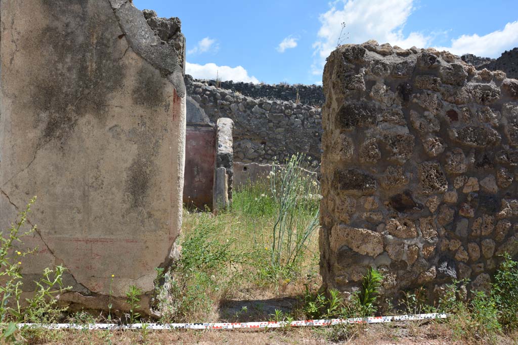 IX.5.18 Pompeii. May 2017. Room p, looking east through doorway towards room l (L).
Foto Christian Beck, ERC Grant 681269 DÉCOR.