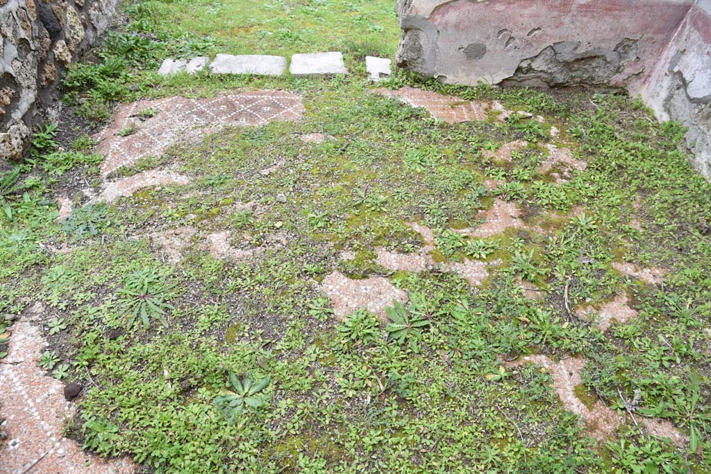 IX.5.18 Pompeii. March 2018. Room “p”, looking south across flooring towards doorway in corridor “q”.
Foto Annette Haug, ERC Grant 681269 DÉCOR.