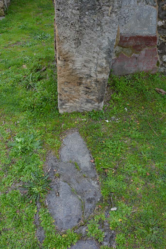 IX.5.18 Pompeii. March 2018. Room “l” (L), threshold of doorway, leading west.
Foto Annette Haug, ERC Grant 681269 DÉCOR.