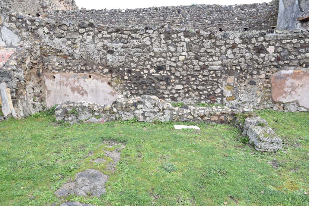 IX.5.18 Pompeii. March 2018. Room “l” (L), looking across area on south side of doorway threshold, centre left, towards east side.
Foto Annette Haug, ERC Grant 681269 DÉCOR.