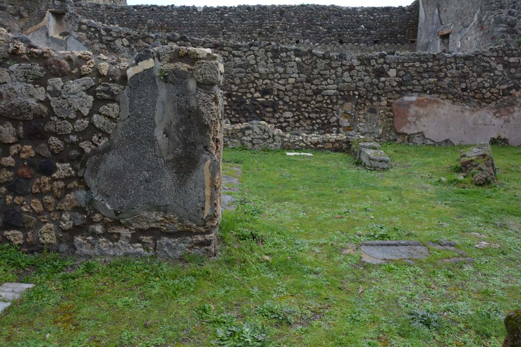 IX.5.18 Pompeii. March 2018. Room “l” (L), looking east across south side of threshold, in centre.
Foto Annette Haug, ERC Grant 681269 DÉCOR.