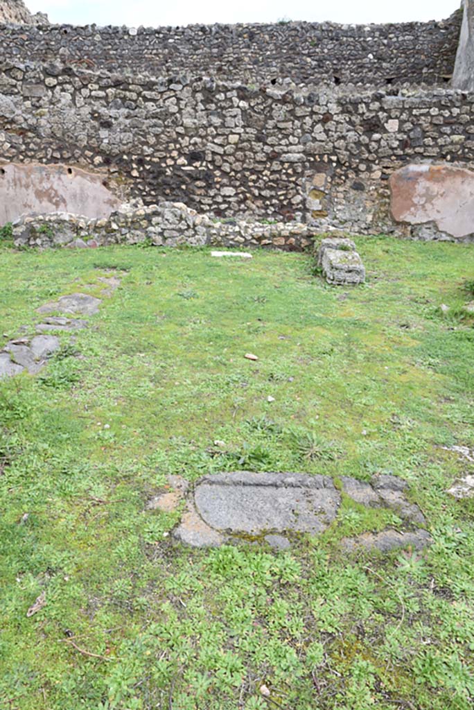 IX.5.18 Pompeii. March 2018. Room “l” (L), looking east across south side of threshold, in centre.
Foto Annette Haug, ERC Grant 681269 DÉCOR.