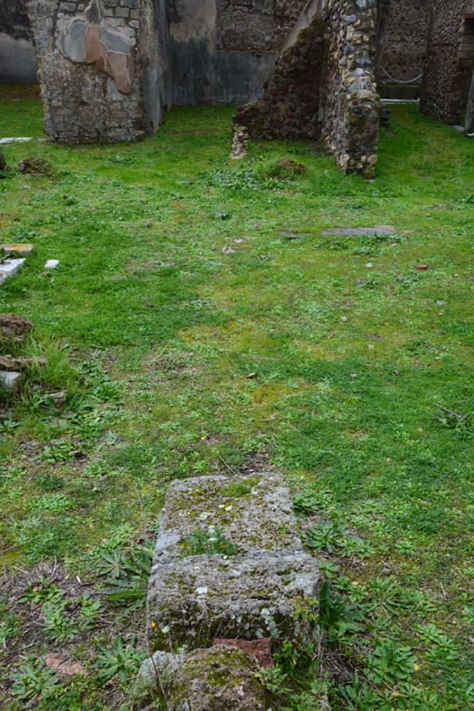 IX.5.18 Pompeii. March 2018.
Room “l” (L), looking west from east side of area on south side of room “l” (L).
Foto Annette Haug, ERC Grant 681269 DÉCOR.