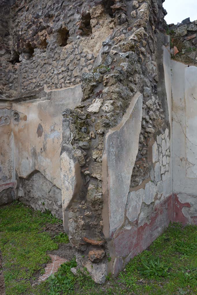 IX.5.18 Pompeii. March 2018.
Room “l” (L), looking towards west wall on north side of doorway to room “p”.
Foto Annette Haug, ERC Grant 681269 DÉCOR.