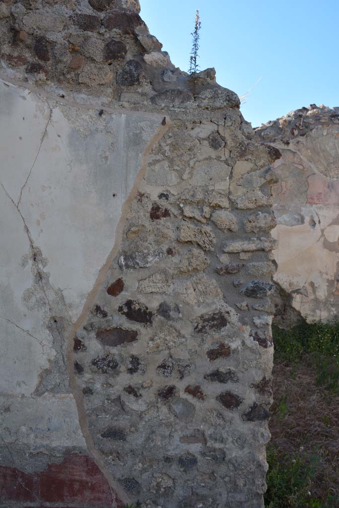 IX.5.18 Pompeii. May 2017.
Room l (L), north wall at west end, with entrance into room o, on right.
Foto Christian Beck, ERC Grant 681269 DÉCOR.