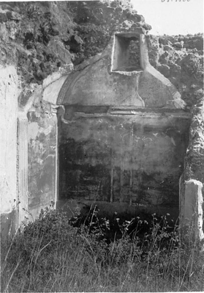 IX.5.18 Pompeii. 1961. Room n, small room, or alcove on east side in north-east corner.
DAIR 61.1127. Photo © Deutsches Archäologisches Institut, Abteilung Rom, Arkiv.
See http://arachne.uni-koeln.de/item/marbilderbestand/936486