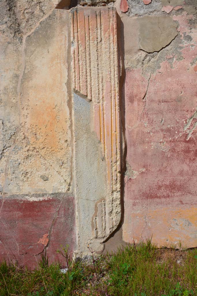 IX.5.18 Pompeii. March 2017.
Room n, detail of decorative pilaster separating north wall of rooms l(L) and p.
Foto Christian Beck, ERC Grant 681269 DÉCOR.