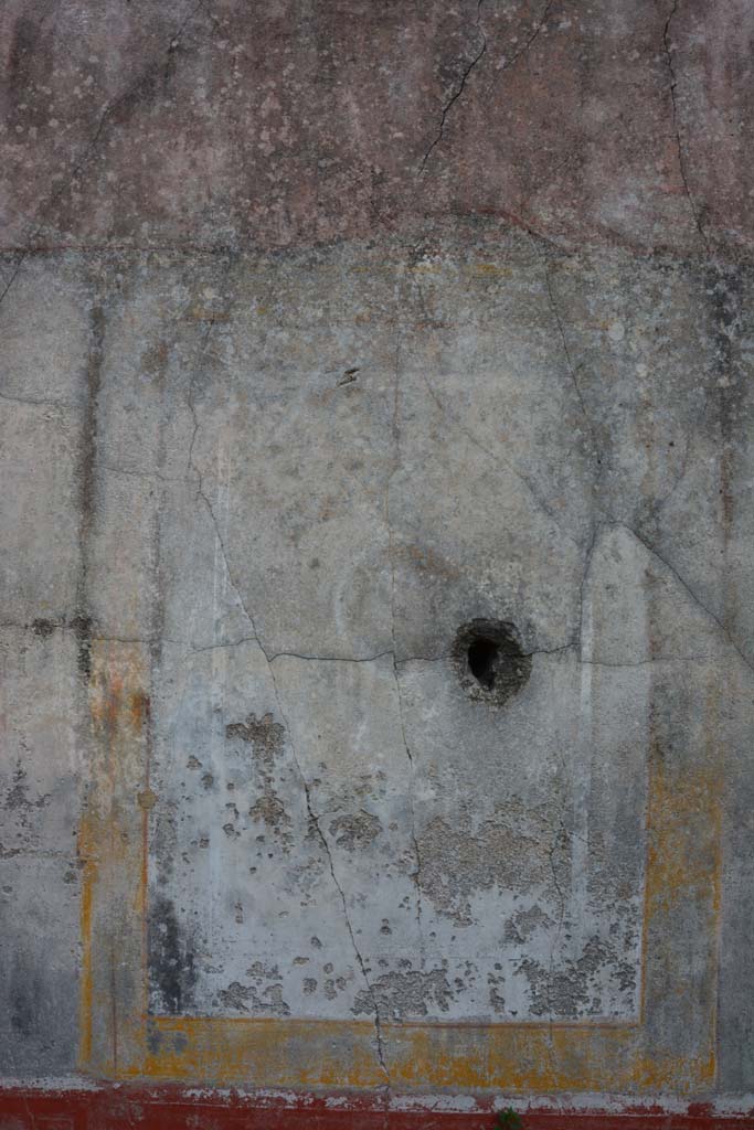 IX.5.18 Pompeii. March 2017. Room o, central panel on east wall.
Foto Christian Beck, ERC Grant 681269 DÉCOR.