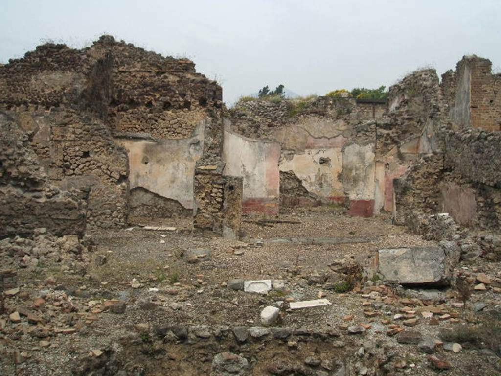 IX.5.18 Pompeii. May 2005.   Room b.  Looking north across atrium which also served as a garden in this house.
