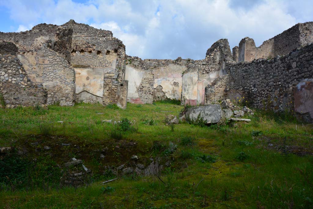 IX.5.18 Pompeii. March 2017. Room “b”, looking north across east side of pool.
Foto Christian Beck, ERC Grant 681269 DÉCOR.
