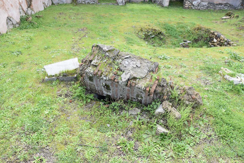 IX.5.18 Pompeii. March 2018. Atrium “b”, looking south towards fallen pillar from north-east side of pool. 
Foto Annette Haug, ERC Grant 681269 DÉCOR.
