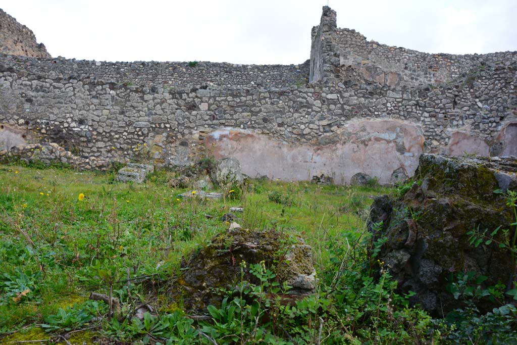 IX.5.18 Pompeii. March 2017. Room b, looking east across remains of north portico in atrium/courtyard garden area.
Foto Christian Beck, ERC Grant 681269 DÉCOR.

