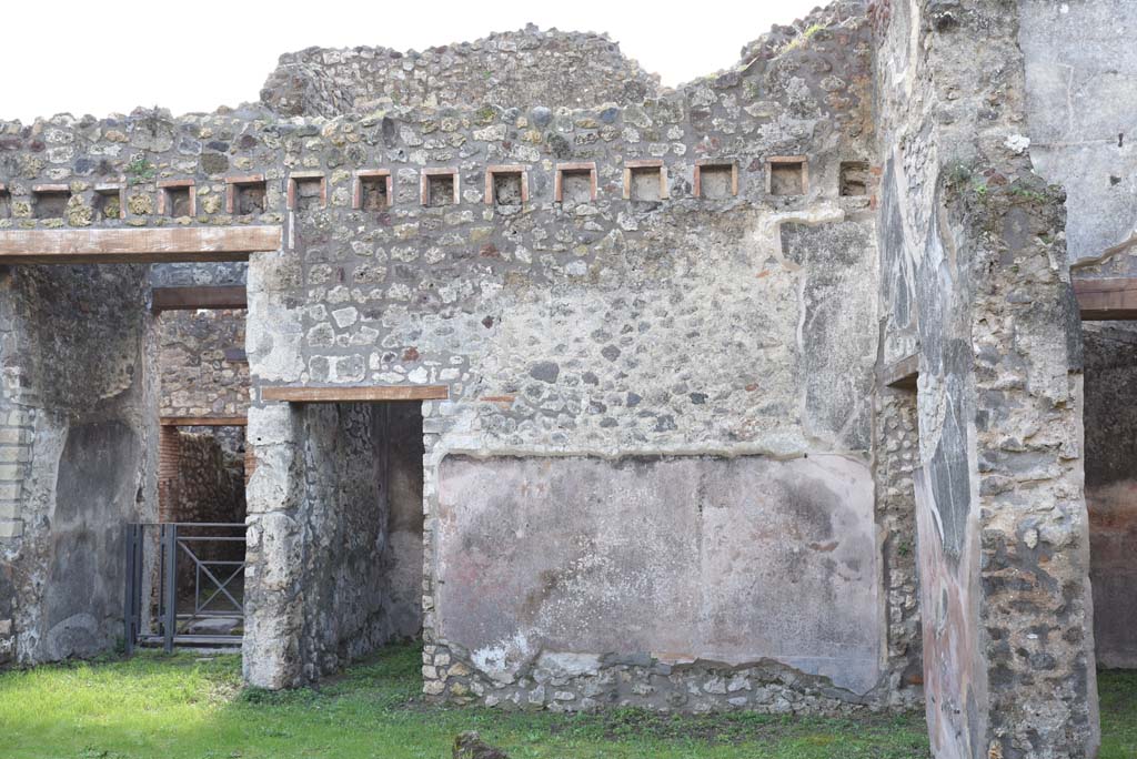 IX.5.18 Pompeii. March 2018.
Doorways on south-west side of atrium/courtyard garden, entrance doorway, on left, with room “c”, centre left, and room “d”, on right.
Foto Annette Haug, ERC Grant 681269 DÉCOR.