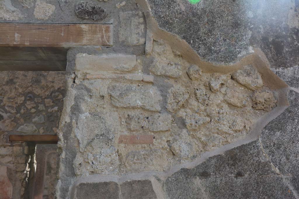 IX.5.18 Pompeii. May 2017. Room b, west side, detail from pilaster with doorway to room d, on left.
Foto Christian Beck, ERC Grant 681269 DÉCOR.