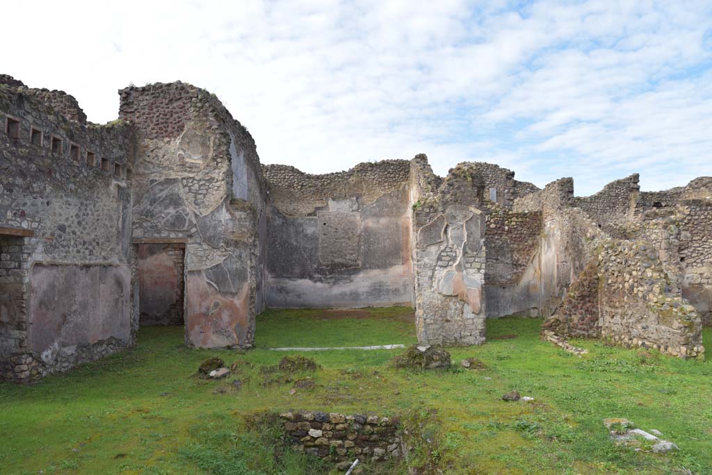 IX.5.18 Pompeii. March 2018.
Room “b”, west side, doorway to room “d”, centre left, to room “f”, in centre, and room “g”, on right, with area “z”, extreme right.
Foto Annette Haug, ERC Grant 681269 DÉCOR.