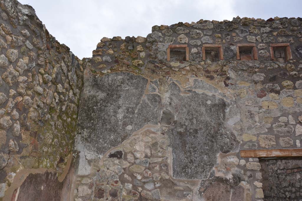 IX.5.18 Pompeii. March 2018. Detail from upper south wall in south-east corner of atrium/courtyard garden.
Foto Annette Haug, ERC Grant 681269 DÉCOR.