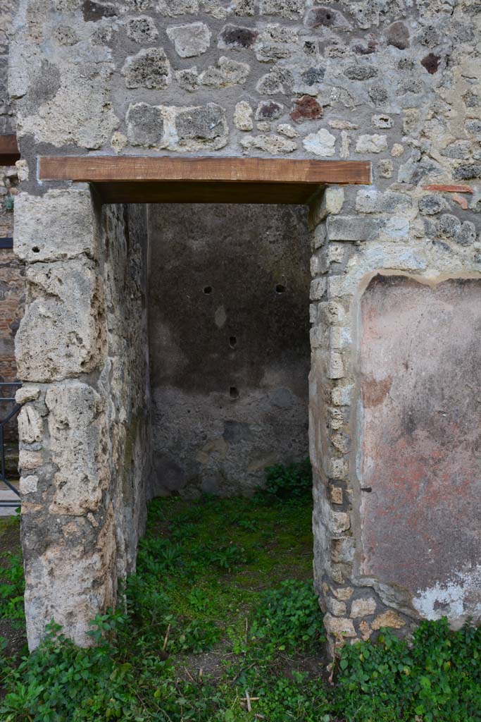 IX.5.18 Pompeii. March 2017. Room c, looking south through doorway.
Foto Christian Beck, ERC Grant 681269 DÉCOR.