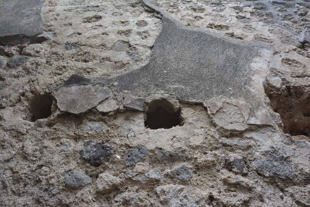 IX.5.18 Pompeii. May 2017.
Room c, detail from upper north wall of remaining stucco above holes for support beams for an upper floor.
Foto Christian Beck, ERC Grant 681269 DÉCOR.