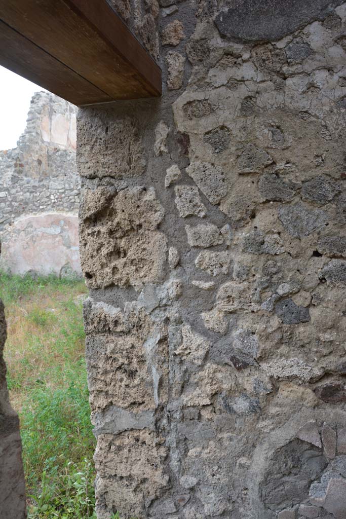 IX.5.18 Pompeii. May 2017. Room c, east wall at side of doorway.
Foto Christian Beck, ERC Grant 681269 DÉCOR.