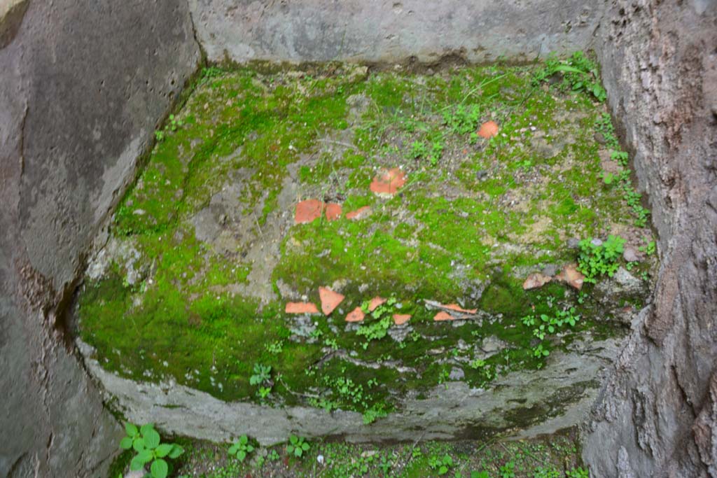 IX.5.18 Pompeii. March 2017. Room c, detail of masonry bench/hearth at west end of room.
Foto Christian Beck, ERC Grant 681269 DÉCOR.