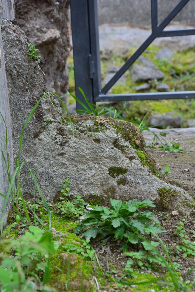 IX.5.18 Pompeii. March 2017.
Room c, detail of remains of wall forming a south-east corner in room d.
Foto Christian Beck, ERC Grant 681269 DÉCOR.