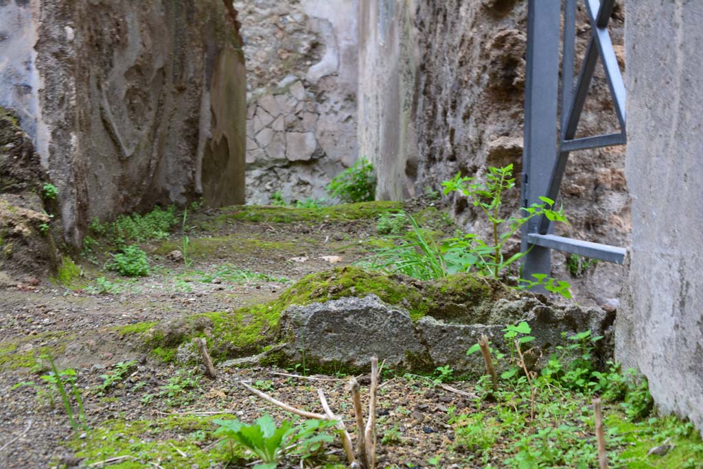 IX.5.18 Pompeii. March 2017.
Room c, looking east towards remains of wall on west side of doorway at IX.5.19, (photo taken from room d).
Foto Christian Beck, ERC Grant 681269 DÉCOR.
