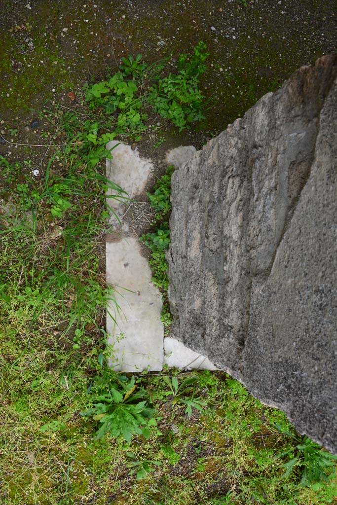 IX.5.18 Pompeii. March 2017. Room d, west side of lower doorway.
Foto Christian Beck, ERC Grant 681269 DÉCOR.