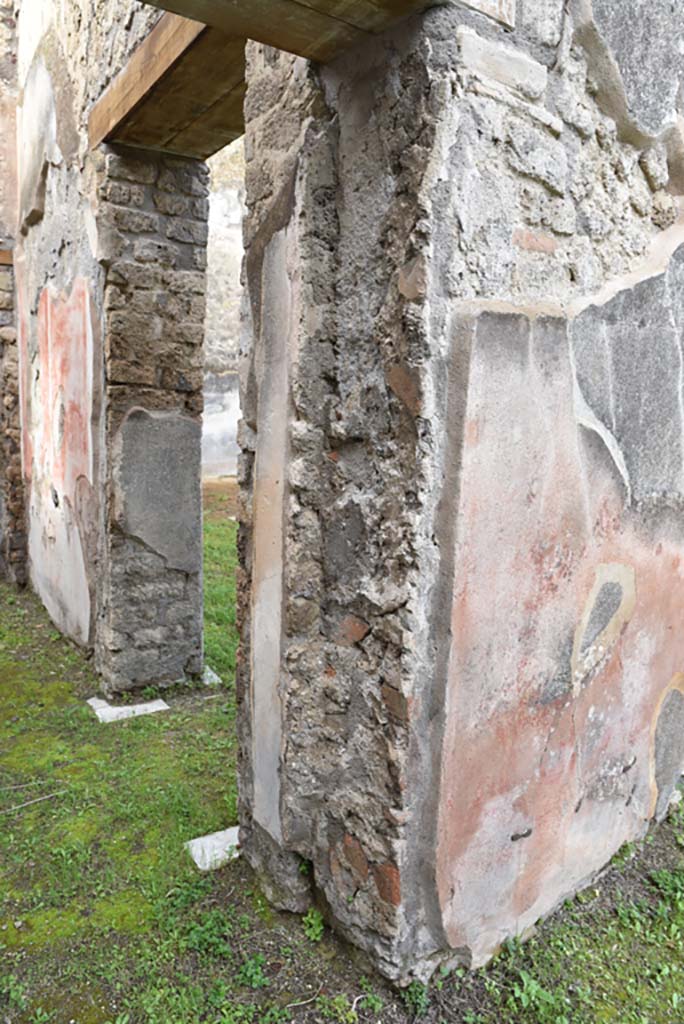 IX.5.18 Pompeii. March 2018.
Room “d”, north side of entrance doorway from atrium “b”, looking west.
Foto Annette Haug, ERC Grant 681269 DÉCOR.