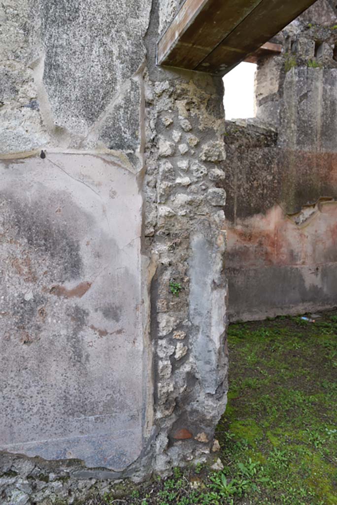 IX.5.18 Pompeii. March 2018.
Room “d”, south side of entrance doorway from atrium “b”, looking south-west.
Foto Annette Haug, ERC Grant 681269 DÉCOR.