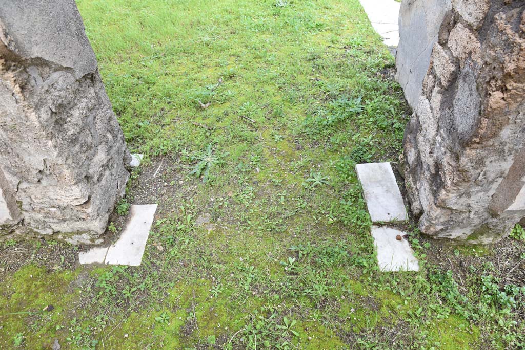IX.5.18 Pompeii. March 2018. Room “d”, threshold of doorway in north wall, leading into triclinium “f”.
Foto Annette Haug, ERC Grant 681269 DÉCOR.