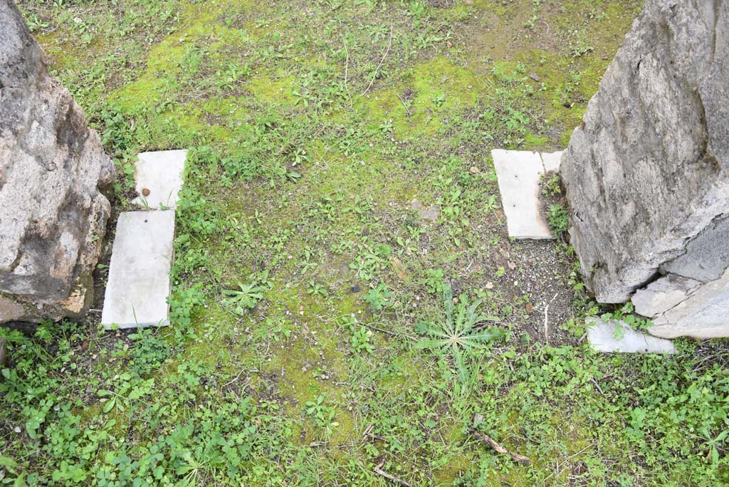 IX.5.18 Pompeii. March 2018. Room “d”, looking south towards threshold of doorway in north wall, from triclinium “f”.
Foto Annette Haug, ERC Grant 681269 DÉCOR.