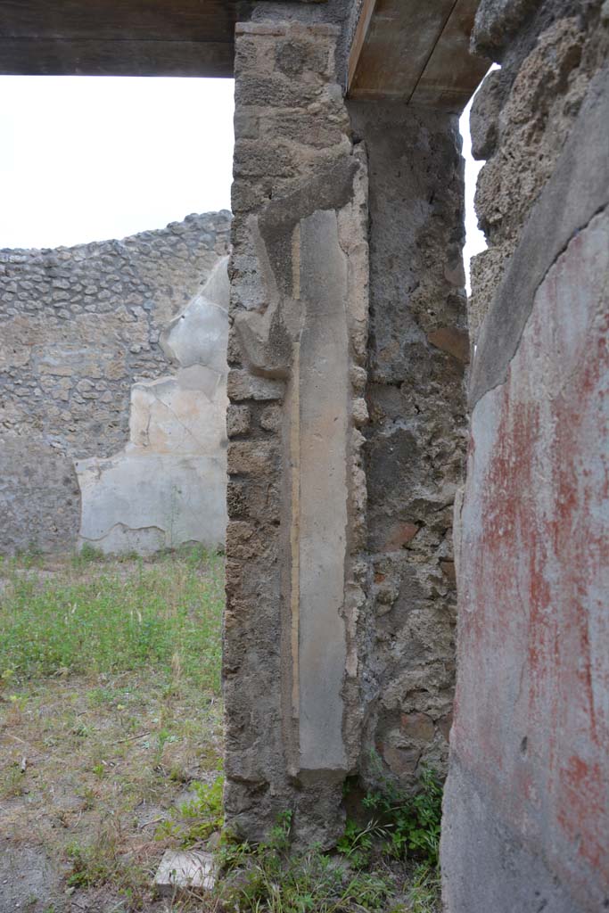 IX.5.18 Pompeii. May 2017. Room “d”, north-east corner, with two doorways.
The doorway on the left leading into triclinium “f”.
Foto Christian Beck, ERC Grant 681269 DÉCOR.