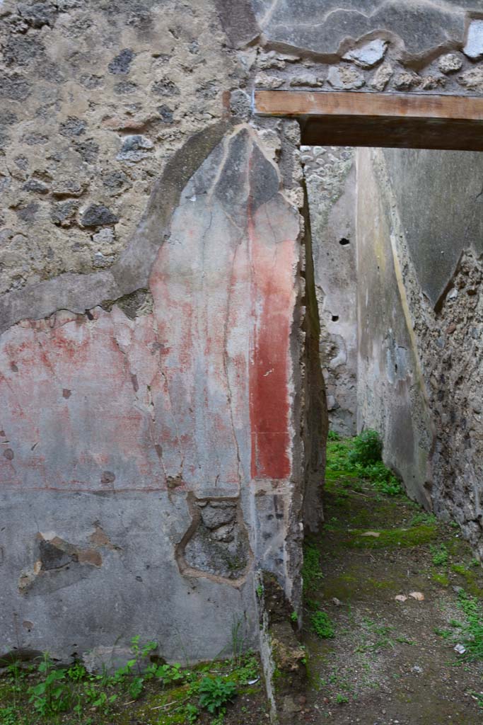 IX.5.18 Pompeii. March 2017.
Room d, east wall at south end, linking with remains of wall into room c, on right.
Foto Christian Beck, ERC Grant 681269 DÉCOR.