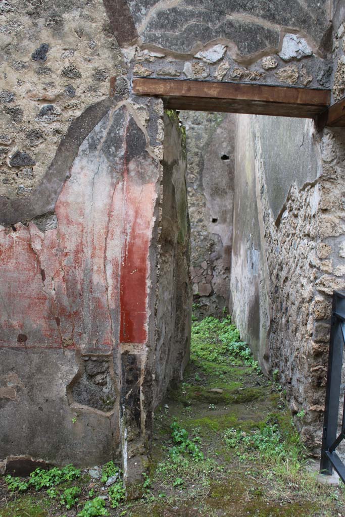 IX.5.18 Pompeii. May 2019. Room d, east wall at south end, on left.
On the right is the entrance doorway at IX.5.19, an entrance doorway opening to stairs to an upper floor.
Foto Christian Beck, ERC Grant 681269 DÉCOR.