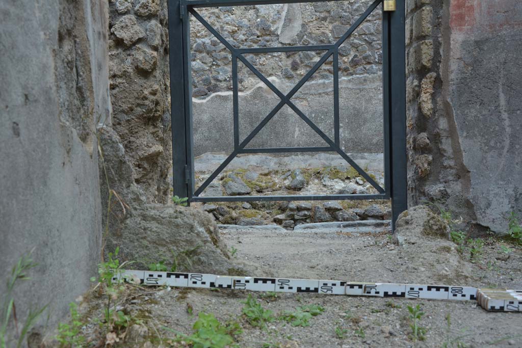 IX.5.18 Pompeii. May 2017.
Room d, looking south towards remains of wall that would have formed the south-east corner of room d.
Foto Christian Beck, ERC Grant 681269 DÉCOR.