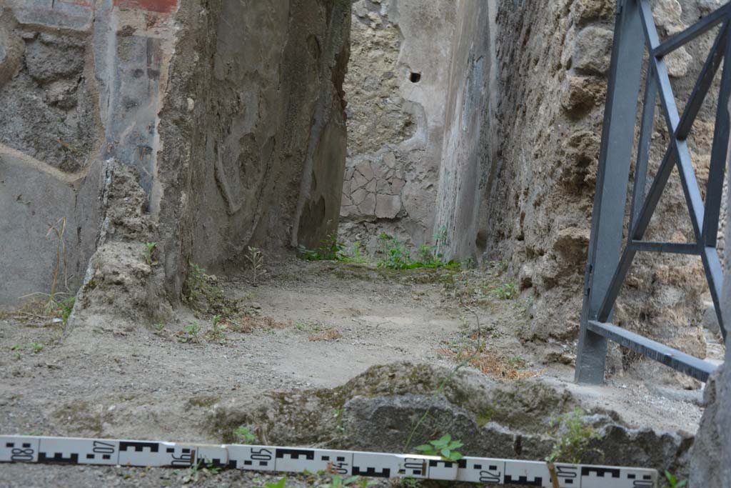IX.5.18 Pompeii. May 2017.
Room d, looking east towards remains of a ruined wall that would have formed a dividing wall between room c and d.
Foto Christian Beck, ERC Grant 681269 DÉCOR.