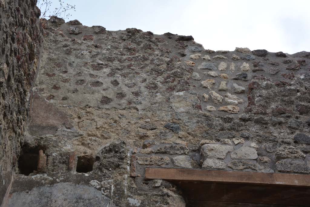 IX.5.18 Pompeii. May 2017. Room d, detail from upper south wall at east end.
Foto Christian Beck, ERC Grant 681269 DÉCOR.