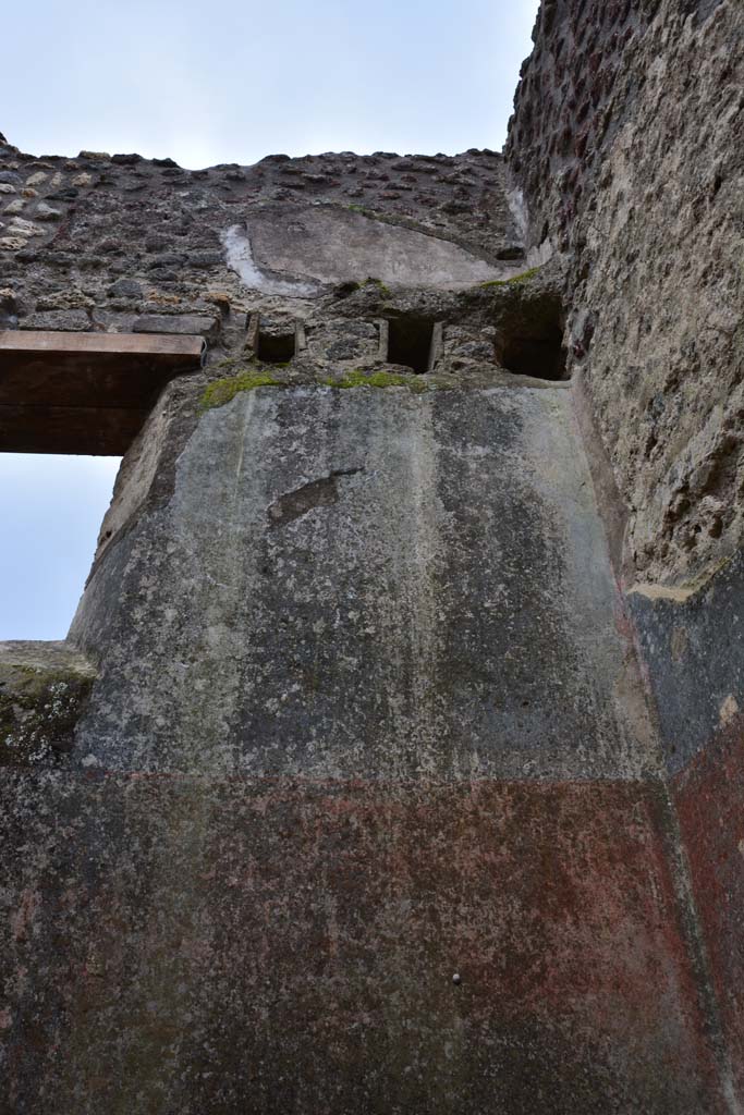 IX.5.18 Pompeii. March 2017.
Room d, south wall in south-west corner, with holes for support beams for an upper floor.
Foto Christian Beck, ERC Grant 681269 DÉCOR.