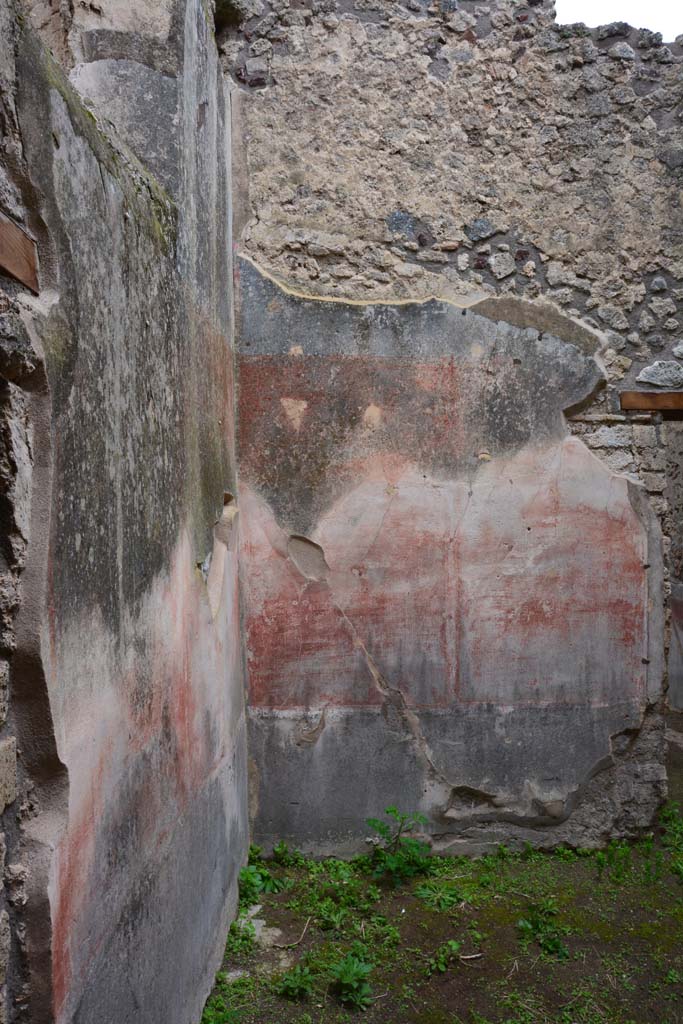 IX.5.18 Pompeii. March 2017.
Room d, looking west along south wall towards south-west corner and west wall.
Foto Christian Beck, ERC Grant 681269 DÉCOR.