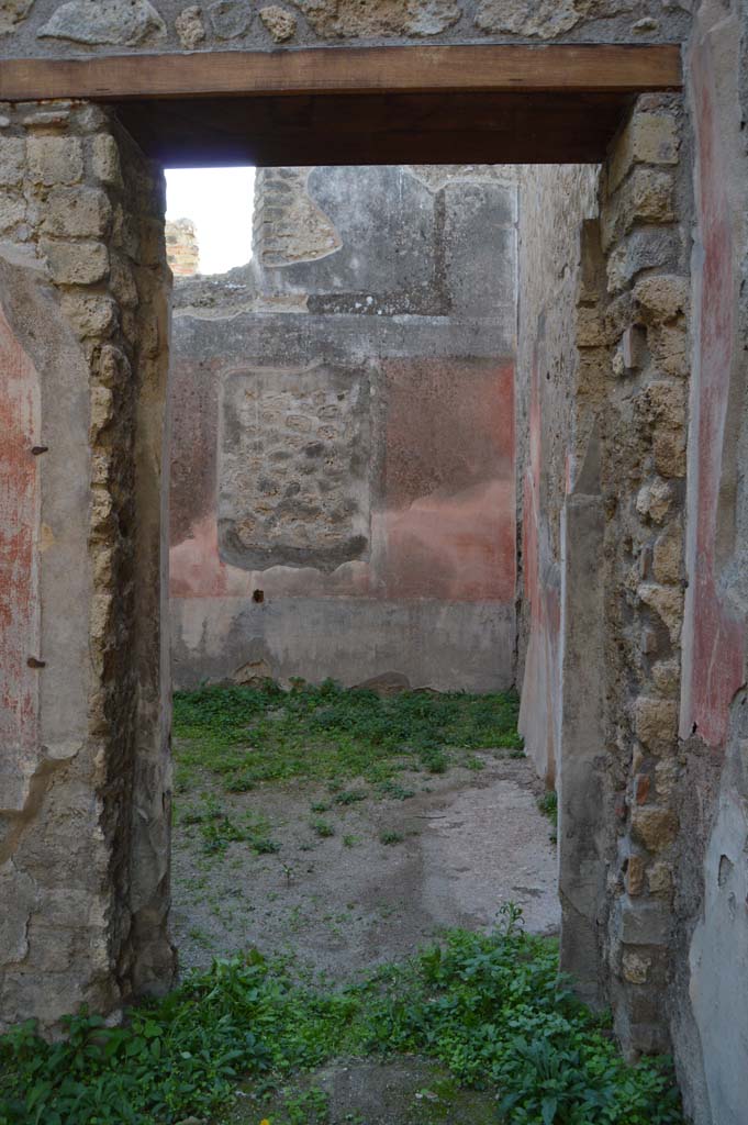 IX.5.18 Pompeii. October 2017. Looking west through doorway into room “e”, from room “d”.
Foto Taylor Lauritsen, ERC Grant 681269 DÉCOR.