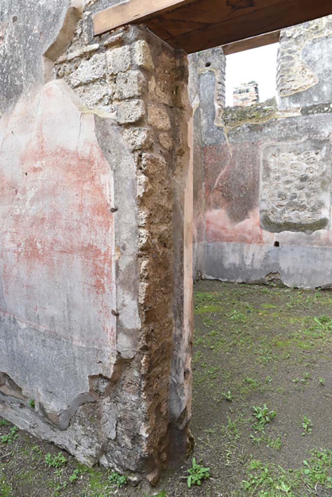 IX.5.18 Pompeii. March 2018.
Room “d”, looking west towards south side of doorway into room “e”.
Foto Annette Haug, ERC Grant 681269 DÉCOR.