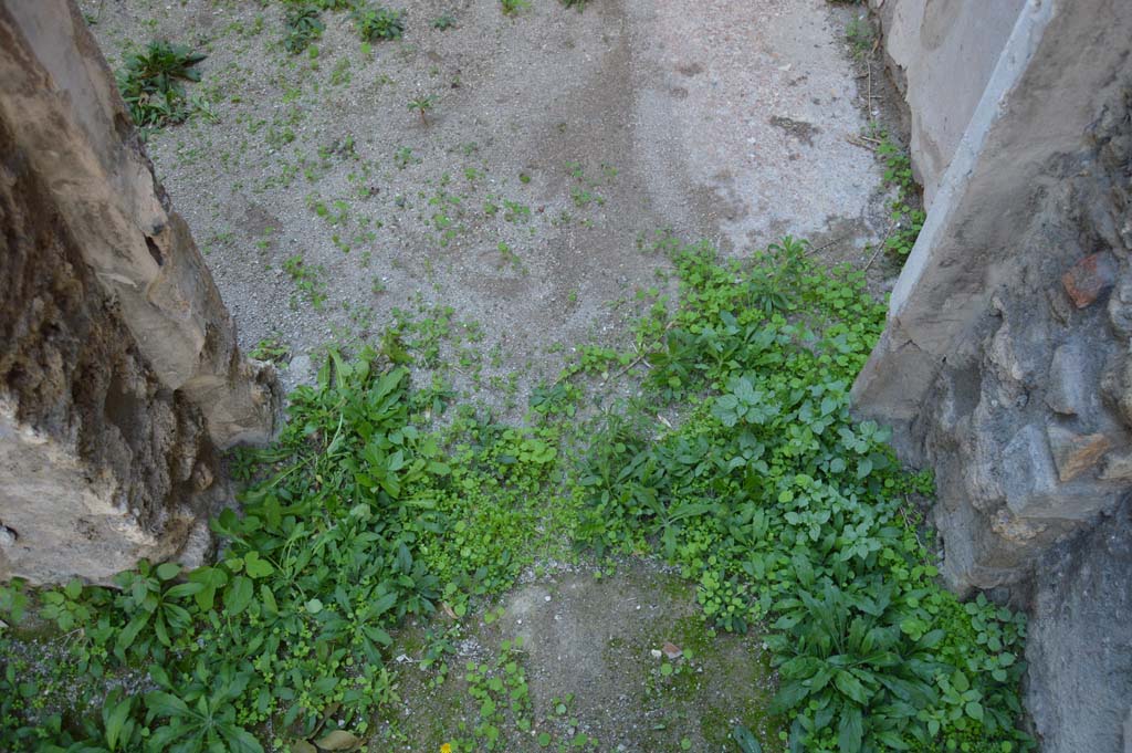 IX.5.18 Pompeii. October 2017. Looking west through doorway with detail of flooring, into room “e”, from room “d”.
Foto Taylor Lauritsen, ERC Grant 681269 DÉCOR.