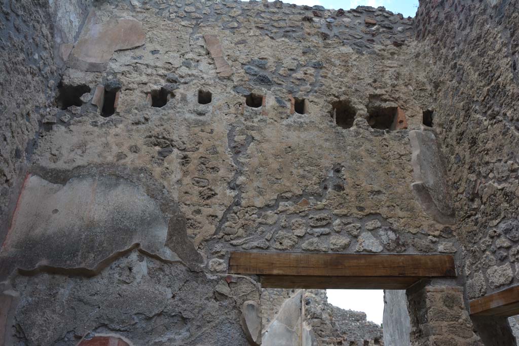 IX.5.18 Pompeii. May 2017. Room d, upper north wall above doorway to triclinium f.
Foto Christian Beck, ERC Grant 681269 DÉCOR.