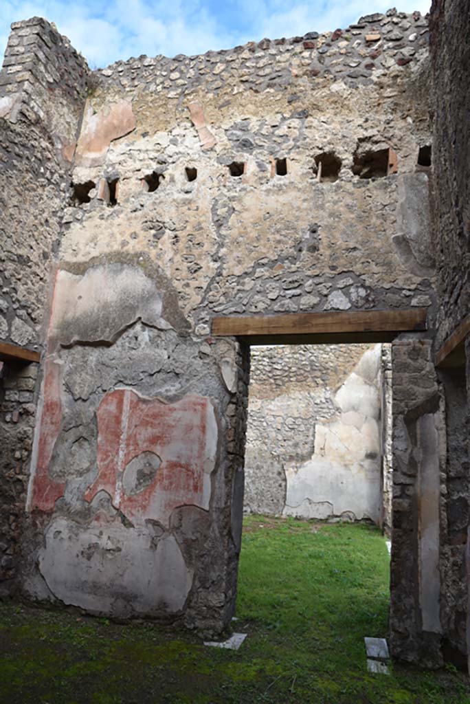 IX.5.18 Pompeii. March 2018. Room “d”, north wall with doorway into triclinium “f”,
Foto Annette Haug, ERC Grant 681269 DÉCOR.