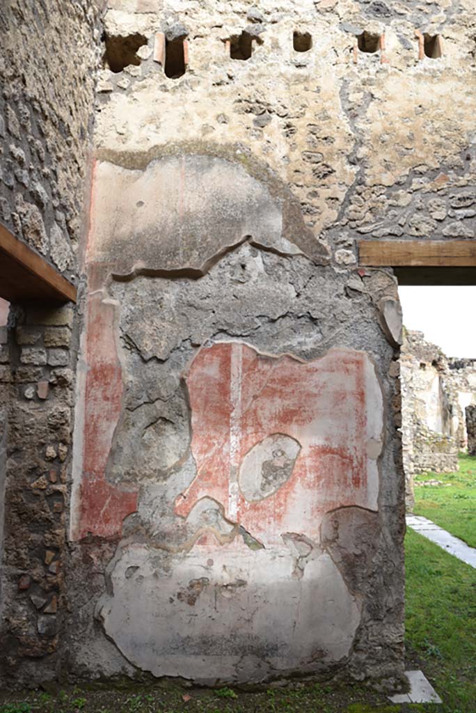 IX.5.18 Pompeii. March 2018. Room “d”, lower north wall at west end.
Foto Annette Haug, ERC Grant 681269 DÉCOR.