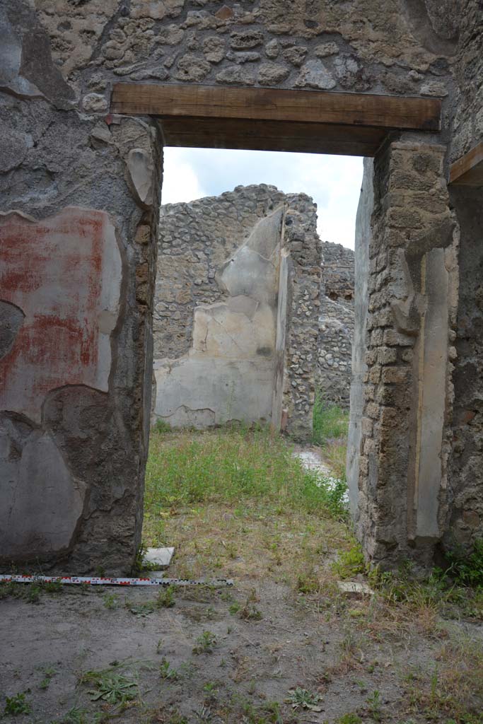 IX.5.18 Pompeii. May 2017. Room d, doorway in north wall into triclinium f.
Foto Christian Beck, ERC Grant 681269 DÉCOR.