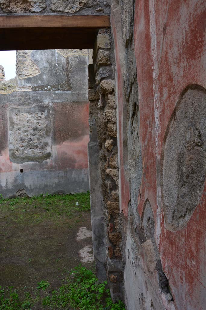 IX.5.18 Pompeii. March 2017.
Room d, looking west along north wall towards north side of doorway into room e.
Foto Christian Beck, ERC Grant 681269 DÉCOR.