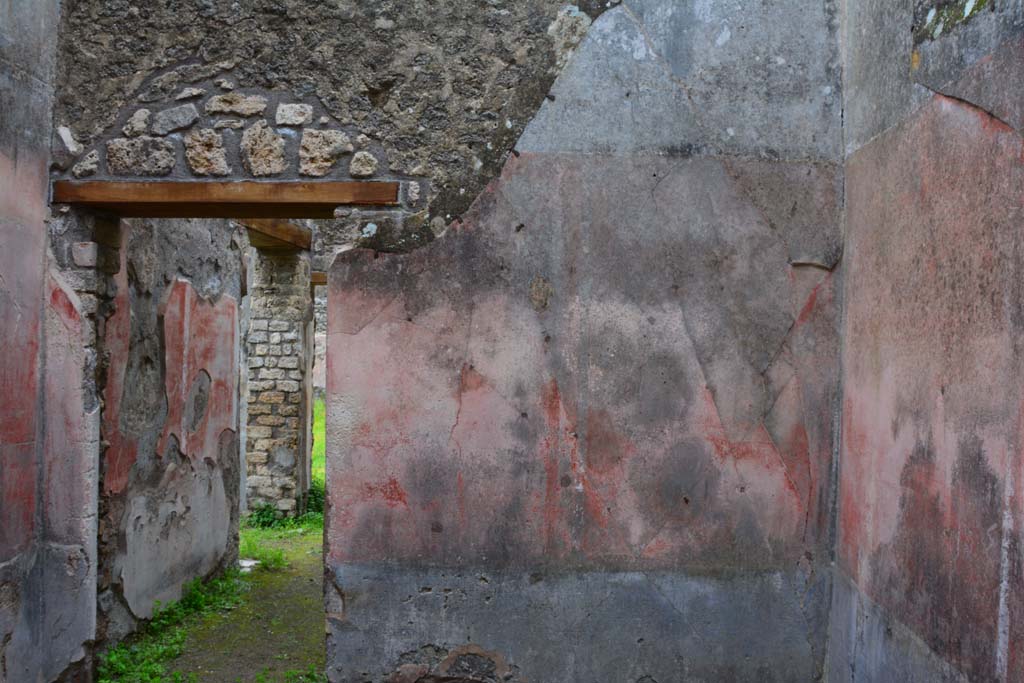 IX.5.18 Pompeii. March 2017. Room e, looking towards east wall with doorway into room d.
Foto Christian Beck, ERC Grant 681269 DÉCOR.