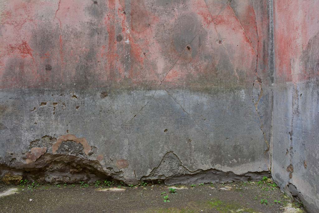 IX.5.18 Pompeii. March 2017. Room e, zoccolo on east wall at south end.
Foto Christian Beck, ERC Grant 681269 DÉCOR.